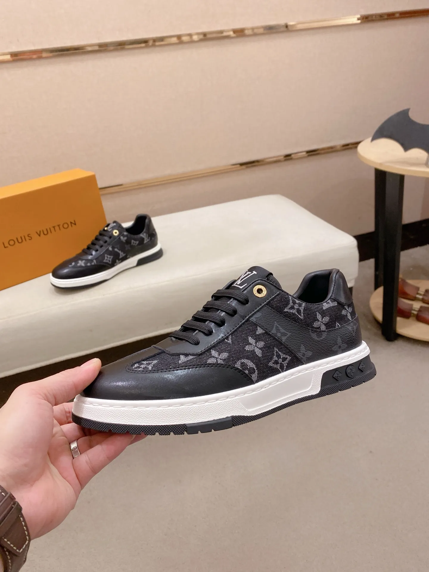 Factory price: 400 men's shoes💰🇮🇹🇮🇹LV Louis Vuitton. The latest fashionable casual shoes are popular in physical stores. New spring and summer comfortable imported custom original cowhide, unique jacquard fabric element design. With sheepskin lining, Lv original bottom, [sun][sun] high-end packaging and high quality💪Details determine the quality, you can enter and exit the counter at will, welcome to compare🇮🇹Size 38-44